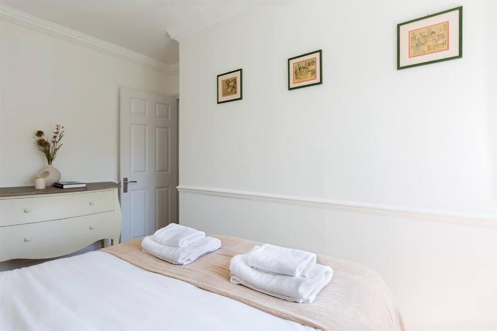 Spacious 3 Bedroom Flat With Terrace Londra Esterno foto
