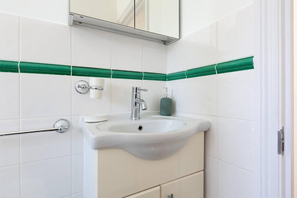 Spacious 3 Bedroom Flat With Terrace Londra Esterno foto